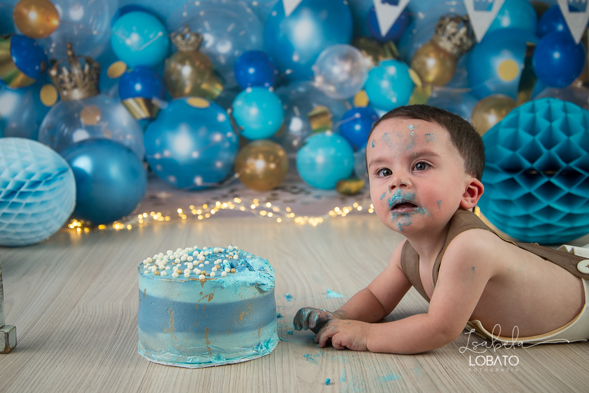 smash-the-cake-fotografia-de-crianca-fotografa-infantil-em-barbacena-melhor-fotografa-de-criancas-em-barbacena-isabela-lobato-estudio-fotografico-acompanhamento-fotografico-de-bebes-a-hora-do-bolo-esmagando-o-bolo-newborn-book-infantil-barbacena-mg