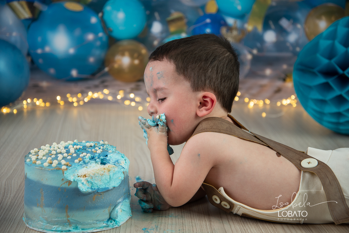 smash-the-cake-fotografia-de-crianca-fotografa-infantil-em-barbacena-melhor-fotografa-de-criancas-em-barbacena-isabela-lobato-estudio-fotografico-acompanhamento-fotografico-de-bebes-a-hora-do-bolo-esmagando-o-bolo-newborn-book-infantil-barbacena-mg
