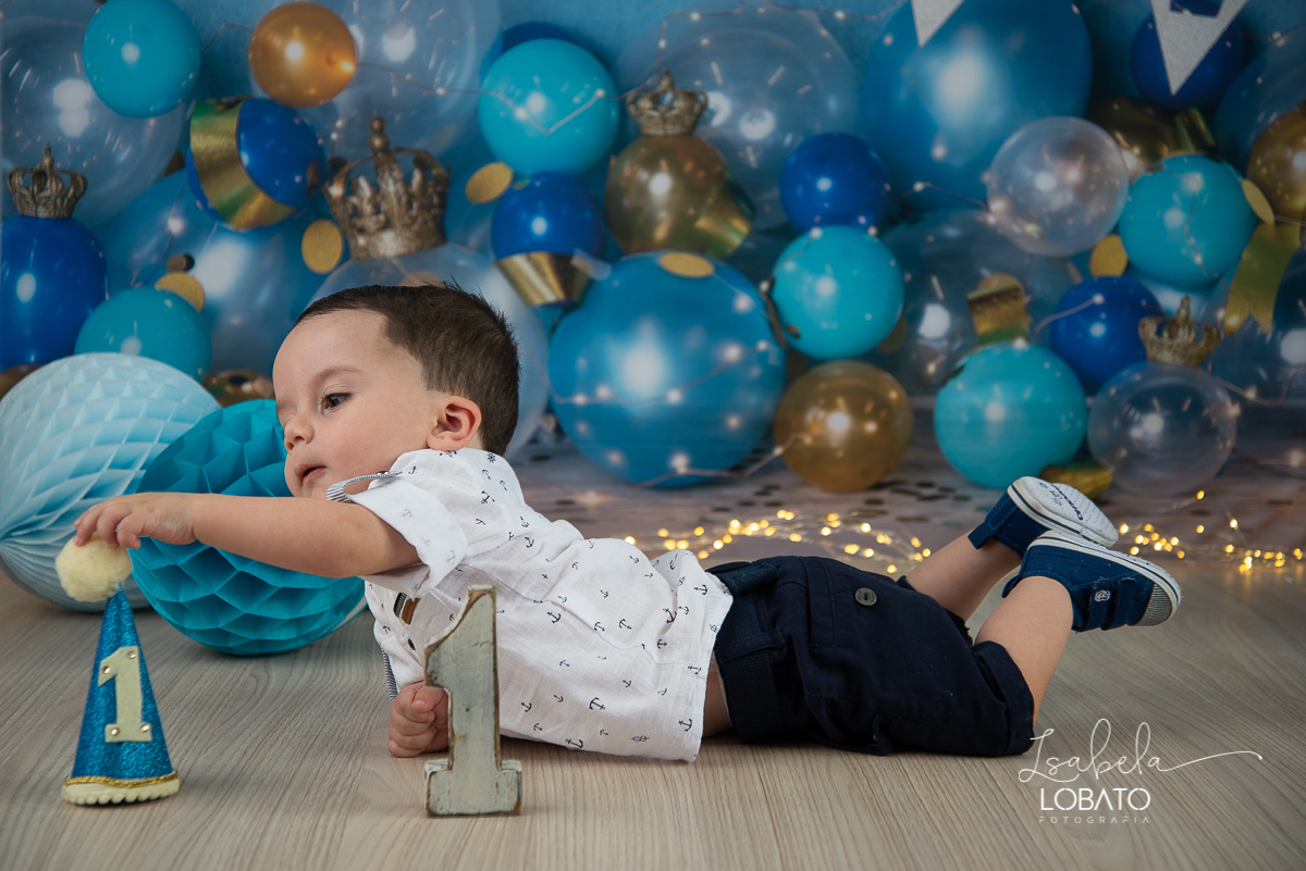 smash-the-cake-fotografia-de-crianca-fotografa-infantil-em-barbacena-melhor-fotografa-de-criancas-em-barbacena-isabela-lobato-estudio-fotografico-acompanhamento-fotografico-de-bebes-a-hora-do-bolo-esmagando-o-bolo-newborn-book-infantil-barbacena-mg
