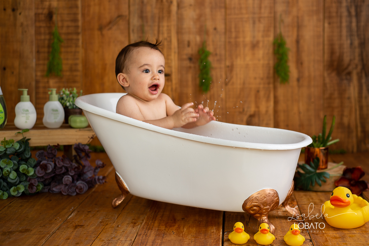 ensaio-a-hora-do-banho-splashy-baby-bebe-na-banheira-banho-de-bebe-fotografa-infantil-book-de-bebe-fases-do-bebe-acompanhamento-fotografico-infantil-fotografa-em-barbacena-antonio-carlos-cipotanea-dores-de-campos-barroso-carandai-estudio-fotografico-em-bq