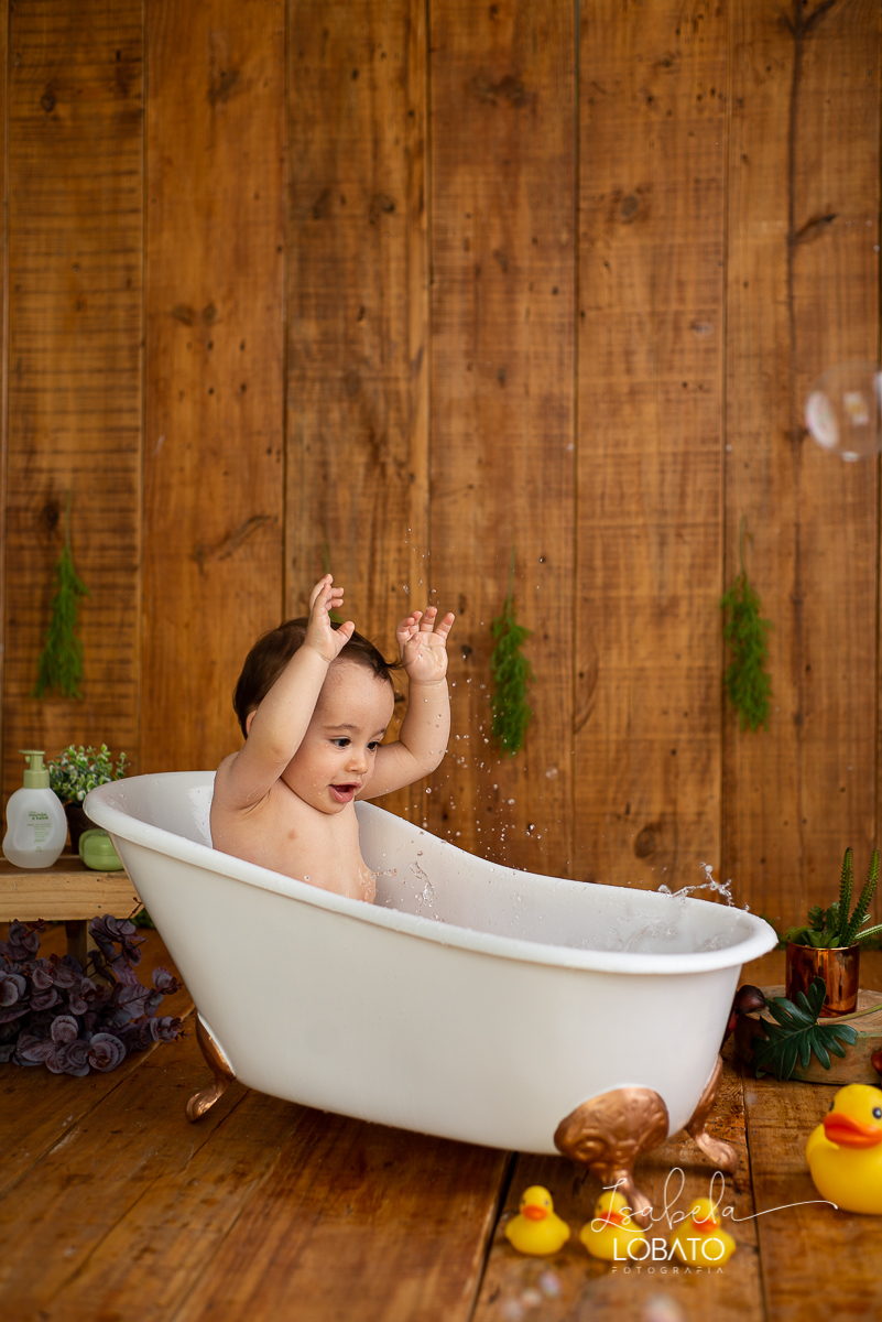 ensaio-a-hora-do-banho-splashy-baby-bebe-na-banheira-banho-de-bebe-fotografa-infantil-book-de-bebe-fases-do-bebe-acompanhamento-fotografico-infantil-fotografa-em-barbacena-antonio-carlos-cipotanea-dores-de-campos-barroso-carandai-estudio-fotografico-em-bq