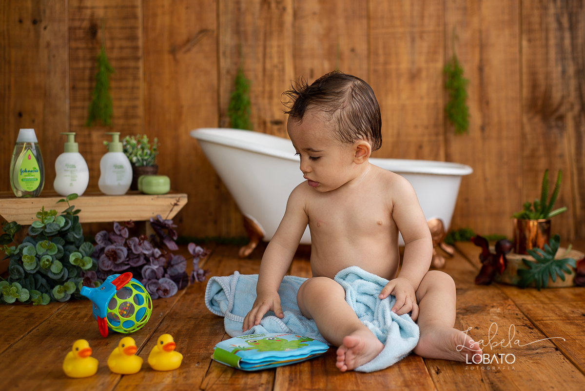 ensaio-a-hora-do-banho-splashy-baby-bebe-na-banheira-banho-de-bebe-fotografa-infantil-book-de-bebe-fases-do-bebe-acompanhamento-fotografico-infantil-fotografa-em-barbacena-antonio-carlos-cipotanea-dores-de-campos-barroso-carandai-estudio-fotografico-em-bq