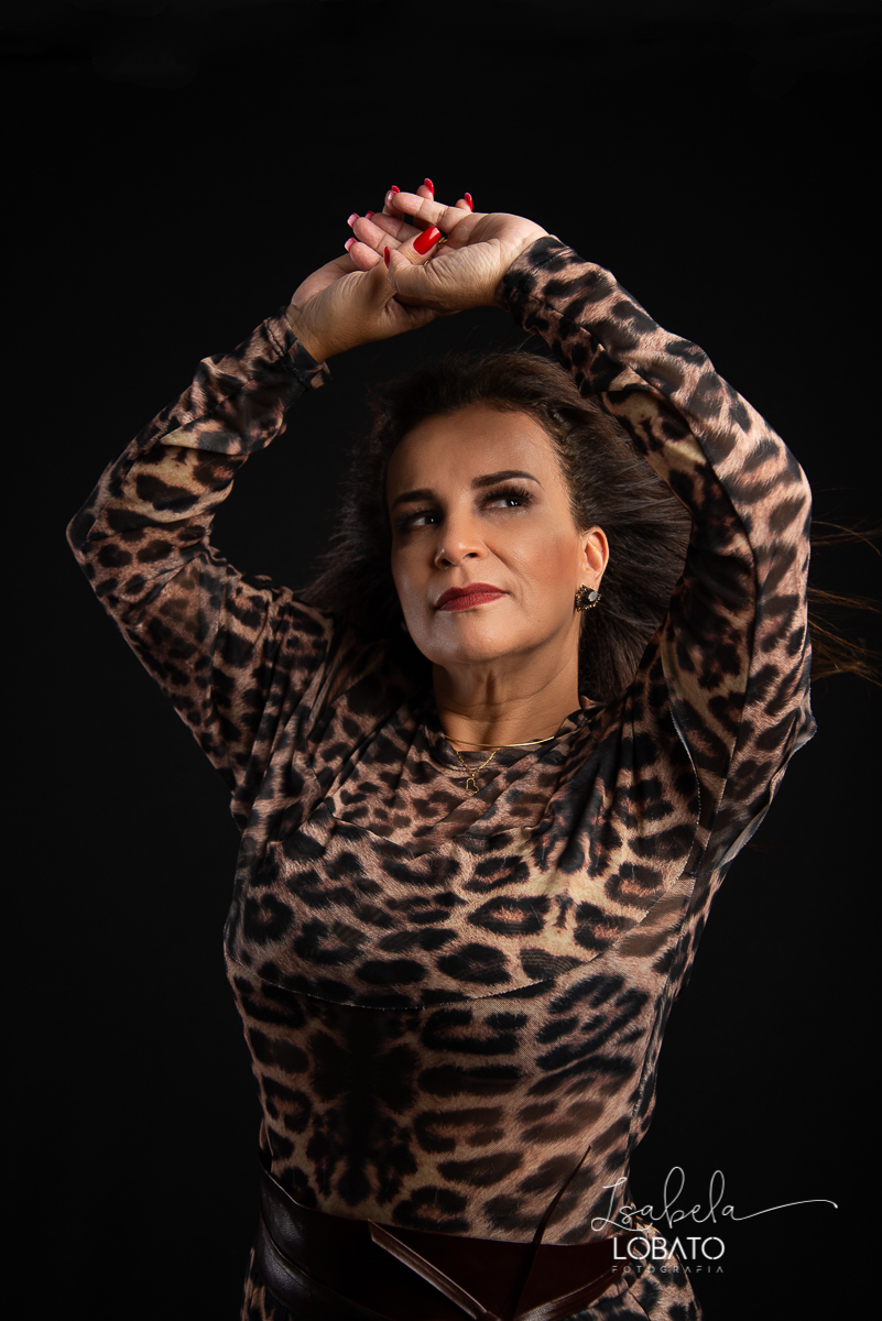 ensaio-fotografico-feminino-em-estudio-ensaio-boudoir-ensaio-fotografico-cinquenta-anos-beleza-aos-50-modelo-fotogafica-fotografa-de-modelo-melhor-fotografa-em-barbacena-isabela-lobato-fotografia-estudio-fotografico-em-barbacena-beleza-feminina