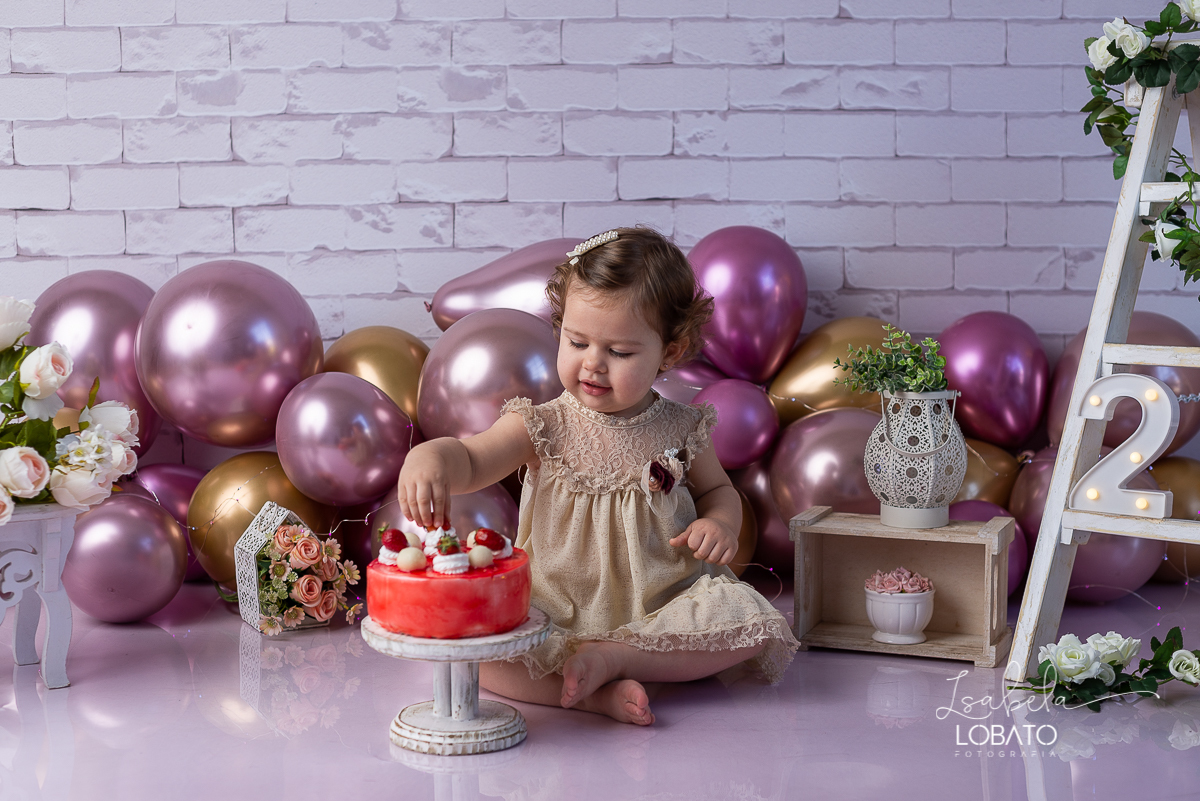 ensaio-fotografico-2-anos-cenario-unicornio-decoracao-de-festa-helena-smash-the-cake-esmagando-o-bolo-unicornio-bolo-de-morango-menina-olhos-azuis-melhor-fotografa-de-crianças-em-barbacena-estudio-fotografico-infantil-isabela-lobato-fotografia