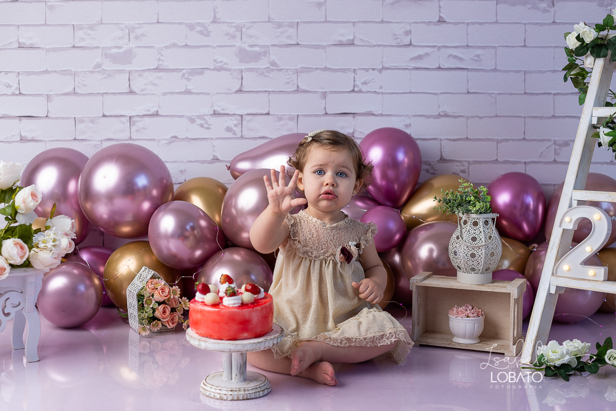 ensaio-fotografico-2-anos-cenario-unicornio-decoracao-de-festa-helena-smash-the-cake-esmagando-o-bolo-unicornio-bolo-de-morango-menina-olhos-azuis-melhor-fotografa-de-crianças-em-barbacena-estudio-fotografico-infantil-isabela-lobato-fotografia