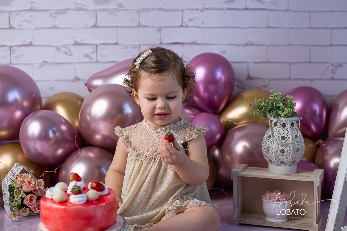 ensaio-fotografico-2-anos-cenario-unicornio-decoracao-de-festa-helena-smash-the-cake-esmagando-o-bolo-unicornio-bolo-de-morango-menina-olhos-azuis-melhor-fotografa-de-crianças-em-barbacena-estudio-fotografico-infantil-isabela-lobato-fotografia