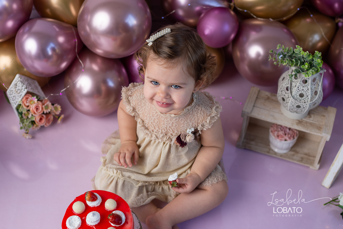 ensaio-fotografico-2-anos-cenario-unicornio-decoracao-de-festa-helena-smash-the-cake-esmagando-o-bolo-unicornio-bolo-de-morango-menina-olhos-azuis-melhor-fotografa-de-crianças-em-barbacena-estudio-fotografico-infantil-isabela-lobato-fotografia