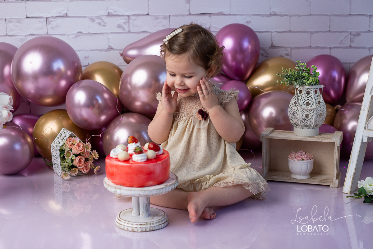 ensaio-fotografico-2-anos-cenario-unicornio-decoracao-de-festa-helena-smash-the-cake-esmagando-o-bolo-unicornio-bolo-de-morango-menina-olhos-azuis-melhor-fotografa-de-crianças-em-barbacena-estudio-fotografico-infantil-isabela-lobato-fotografiaensaio-