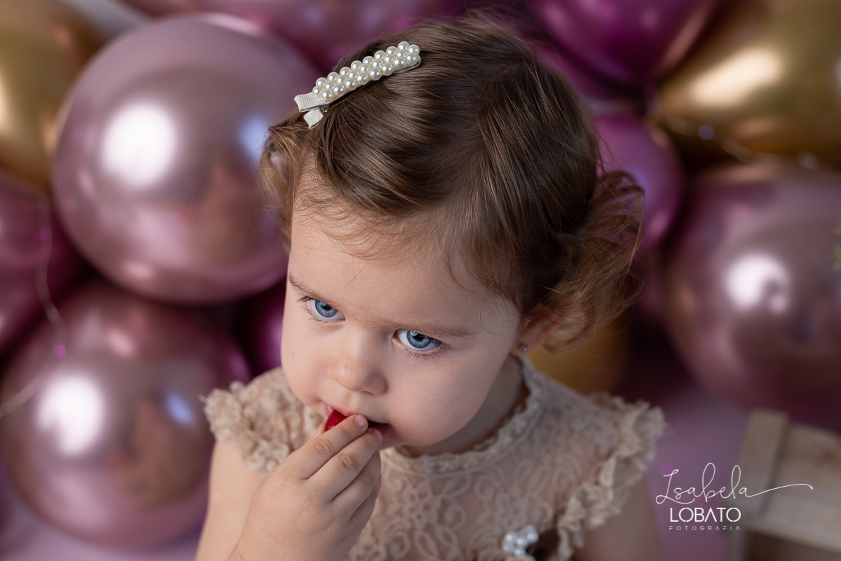 ensaio-fotografico-2-anos-cenario-unicornio-decoracao-de-festa-helena-smash-the-cake-esmagando-o-bolo-unicornio-bolo-de-morango-menina-olhos-azuis-melhor-fotografa-de-crianças-em-barbacena-estudio-fotografico-infantil-isabela-lobato-fotografia