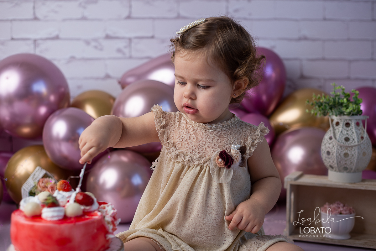 ensaio-fotografico-2-anos-cenario-unicornio-decoracao-de-festa-helena-smash-the-cake-esmagando-o-bolo-unicornio-bolo-de-morango-menina-olhos-azuis-melhor-fotografa-de-crianças-em-barbacena-estudio-fotografico-infantil-isabela-lobato-fotografia