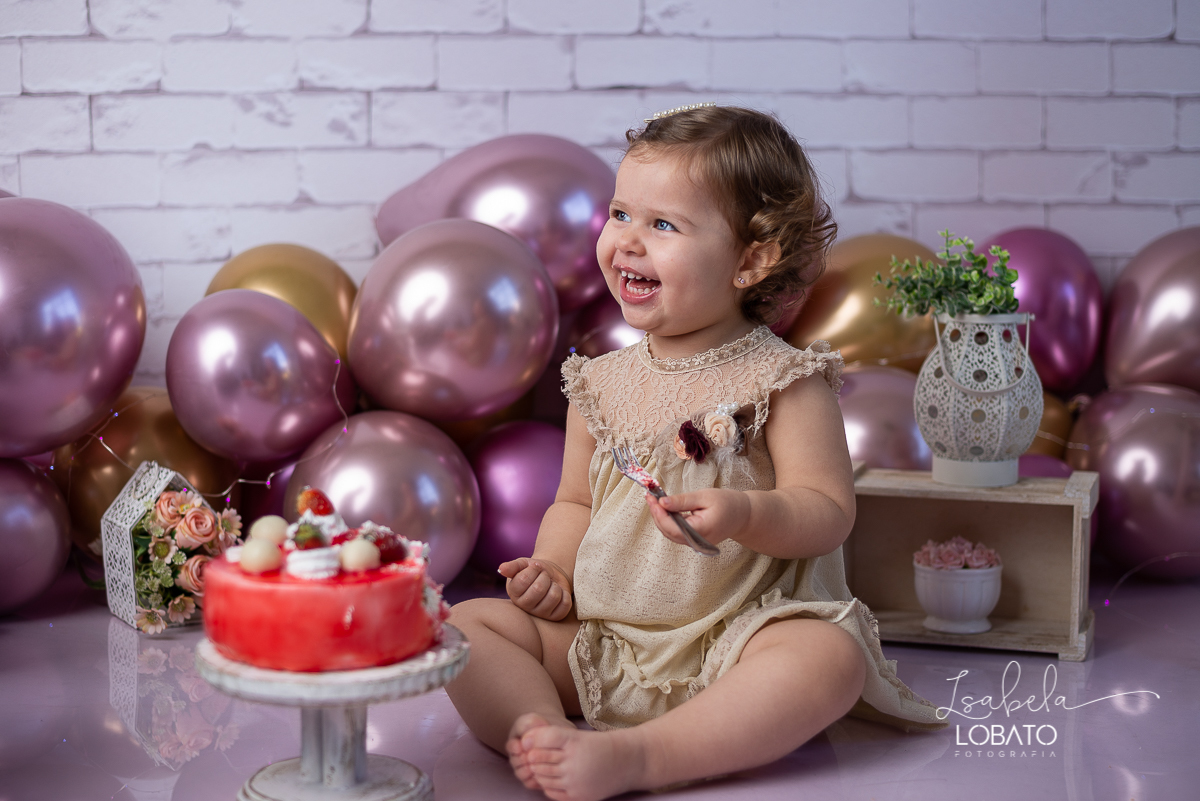 ensaio-fotografico-2-anos-cenario-unicornio-decoracao-de-festa-helena-smash-the-cake-esmagando-o-bolo-unicornio-bolo-de-morango-menina-olhos-azuis-melhor-fotografa-de-crianças-em-barbacena-estudio-fotografico-infantil-isabela-lobato-fotografia