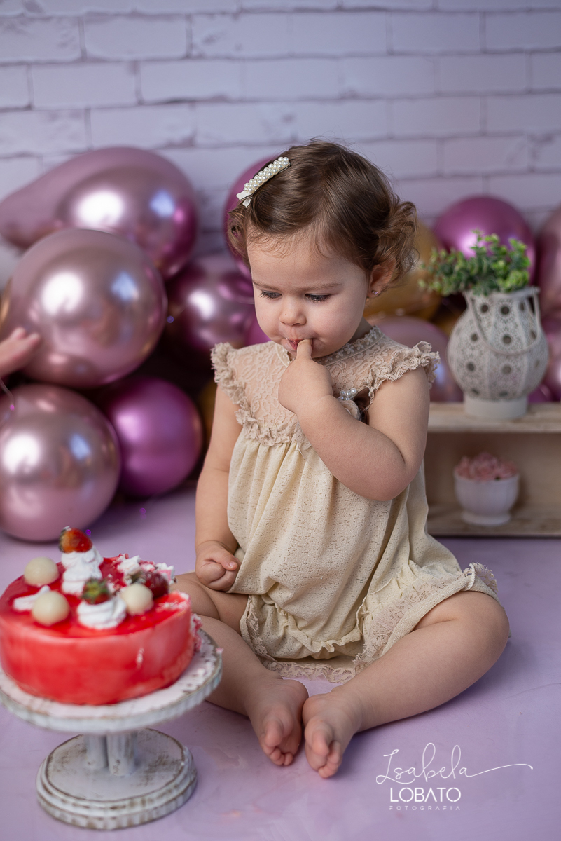ensaio-fotografico-2-anos-cenario-unicornio-decoracao-de-festa-helena-smash-the-cake-esmagando-o-bolo-unicornio-bolo-de-morango-menina-olhos-azuis-melhor-fotografa-de-crianças-em-barbacena-estudio-fotografico-infantil-isabela-lobato-fotografia