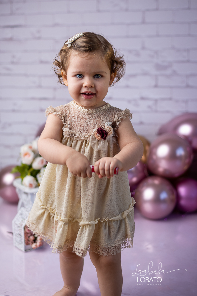 ensaio-fotografico-2-anos-cenario-unicornio-decoracao-de-festa-helena-smash-the-cake-esmagando-o-bolo-unicornio-bolo-de-morango-menina-olhos-azuis-melhor-fotografa-de-crianças-em-barbacena-estudio-fotografico-infantil-isabela-lobato-fotografia