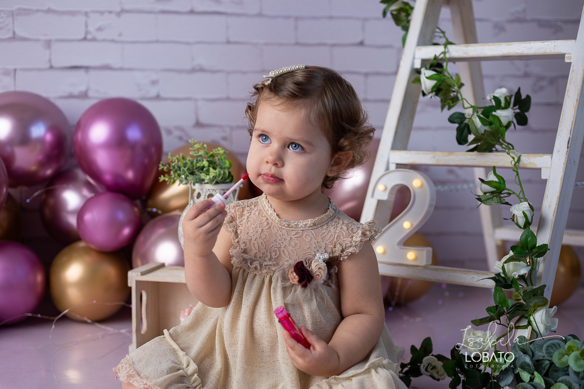 ensaio-fotografico-2-anos-cenario-unicornio-decoracao-de-festa-helena-smash-the-cake-esmagando-o-bolo-unicornio-bolo-de-morango-menina-olhos-azuis-melhor-fotografa-de-crianças-em-barbacena-estudio-fotografico-infantil-isabela-lobato-fotografia