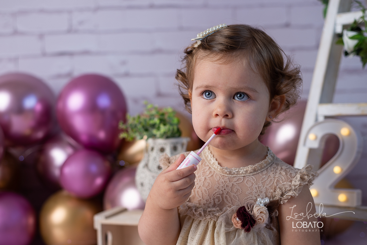 ensaio-fotografico-2-anos-cenario-unicornio-decoracao-de-festa-helena-smash-the-cake-esmagando-o-bolo-unicornio-bolo-de-morango-menina-olhos-azuis-melhor-fotografa-de-crianças-em-barbacena-estudio-fotografico-infantil-isabela-lobato-fotografia