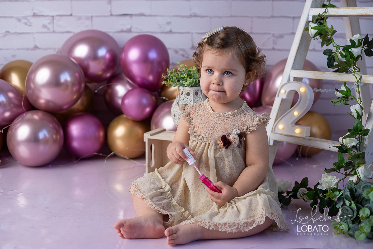 ensaio-fotografico-2-anos-cenario-unicornio-decoracao-de-festa-helena-smash-the-cake-esmagando-o-bolo-unicornio-bolo-de-morango-menina-olhos-azuis-melhor-fotografa-de-crianças-em-barbacena-estudio-fotografico-infantil-isabela-lobato-fotografia
