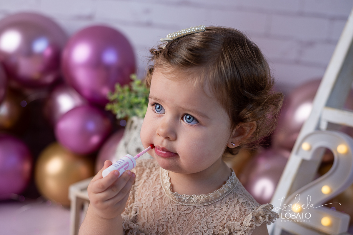 ensaio-fotografico-2-anos-cenario-unicornio-decoracao-de-festa-helena-smash-the-cake-esmagando-o-bolo-unicornio-bolo-de-morango-menina-olhos-azuis-melhor-fotografa-de-crianças-em-barbacena-estudio-fotografico-infantil-isabela-lobato-fotografia