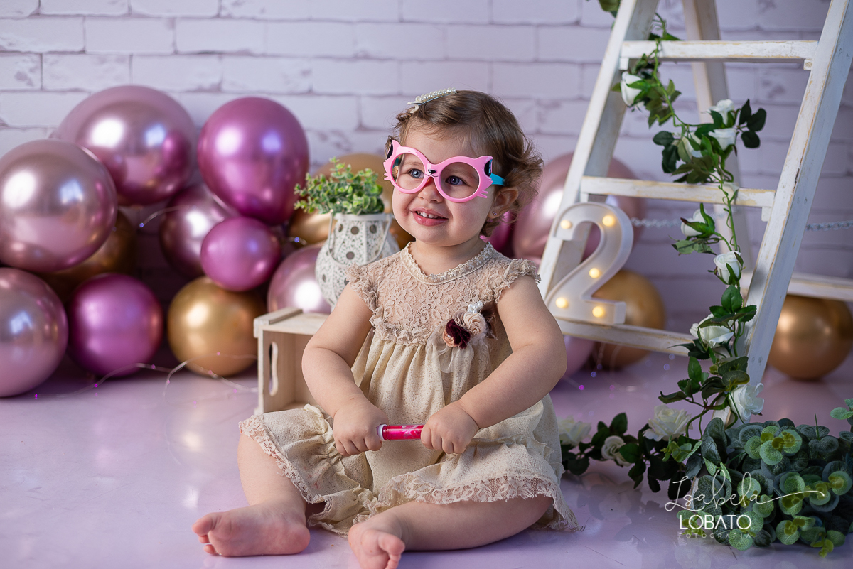 ensaio-fotografico-2-anos-cenario-unicornio-decoracao-de-festa-helena-smash-the-cake-esmagando-o-bolo-unicornio-bolo-de-morango-menina-olhos-azuis-melhor-fotografa-de-crianças-em-barbacena-estudio-fotografico-infantil-isabela-lobato-fotografia