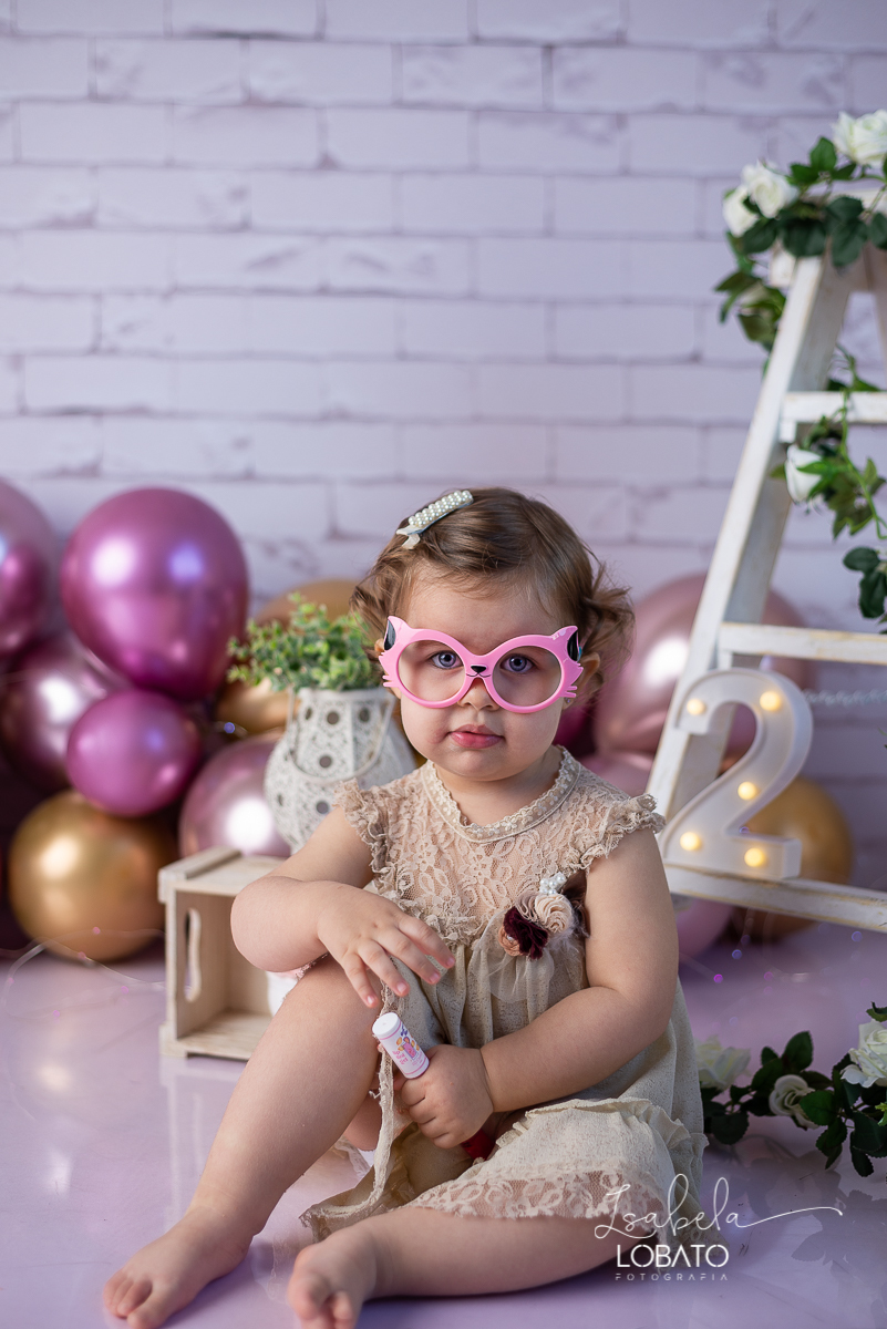 ensaio-fotografico-2-anos-cenario-unicornio-decoracao-de-festa-helena-smash-the-cake-esmagando-o-bolo-unicornio-bolo-de-morango-menina-olhos-azuis-melhor-fotografa-de-crianças-em-barbacena-estudio-fotografico-infantil-isabela-lobato-fotografia