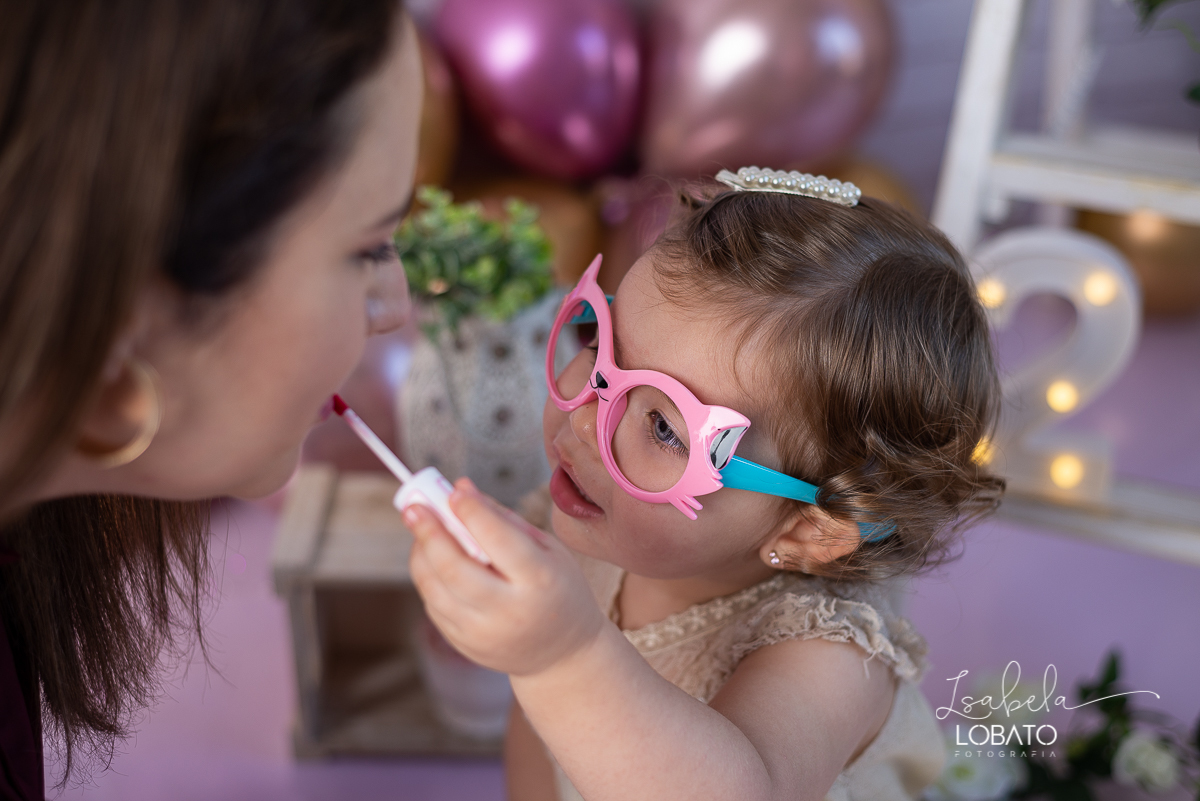 ensaio-fotografico-2-anos-cenario-unicornio-decoracao-de-festa-helena-smash-the-cake-esmagando-o-bolo-unicornio-bolo-de-morango-menina-olhos-azuis-melhor-fotografa-de-crianças-em-barbacena-estudio-fotografico-infantil-isabela-lobato-fotografia
