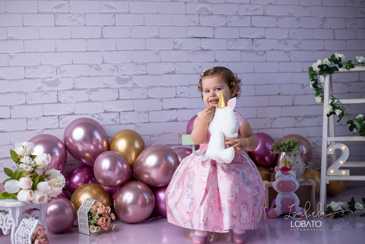 ensaio-fotografico-2-anos-cenario-unicornio-decoracao-de-festa-helena-smash-the-cake-esmagando-o-bolo-unicornio-bolo-de-morango-menina-olhos-azuis-melhor-fotografa-de-crianças-em-barbacena-estudio-fotografico-infantil-isabela-lobato-fotografia