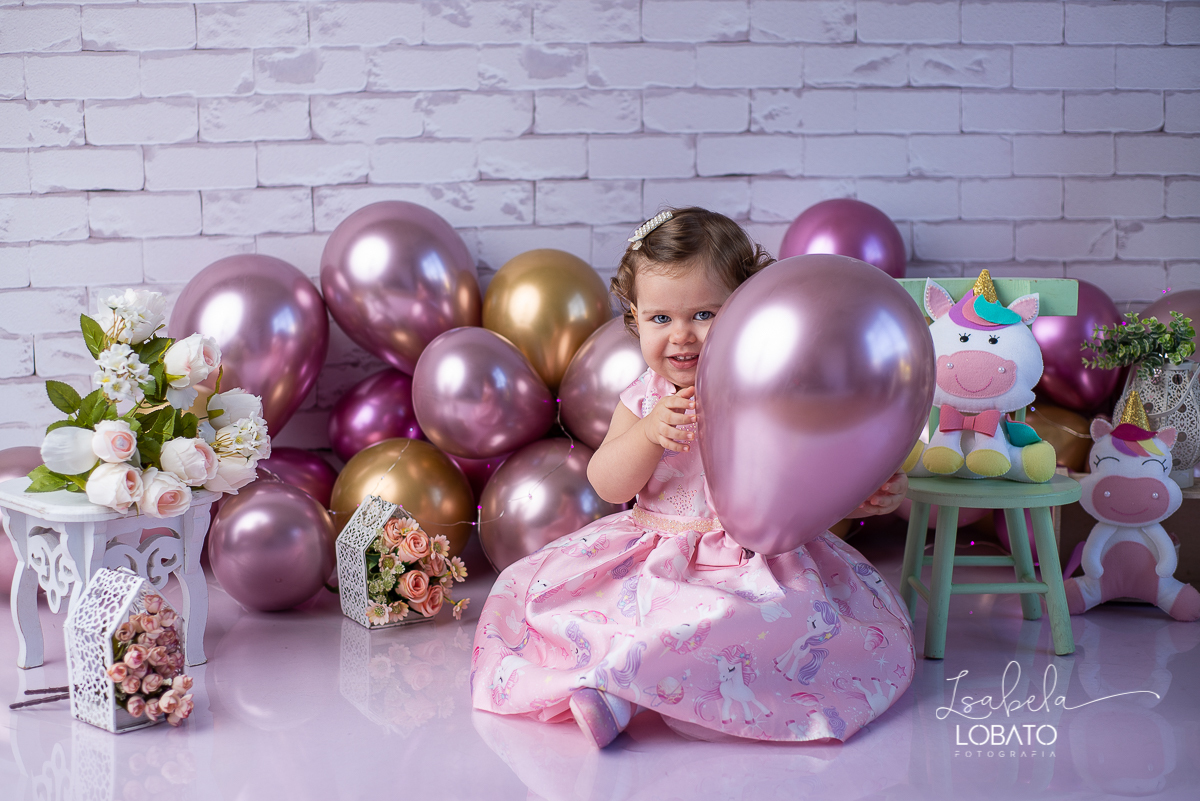 ensaio-fotografico-2-anos-cenario-unicornio-decoracao-de-festa-helena-smash-the-cake-esmagando-o-bolo-unicornio-bolo-de-morango-menina-olhos-azuis-melhor-fotografa-de-crianças-em-barbacena-estudio-fotografico-infantil-isabela-lobato-fotografia