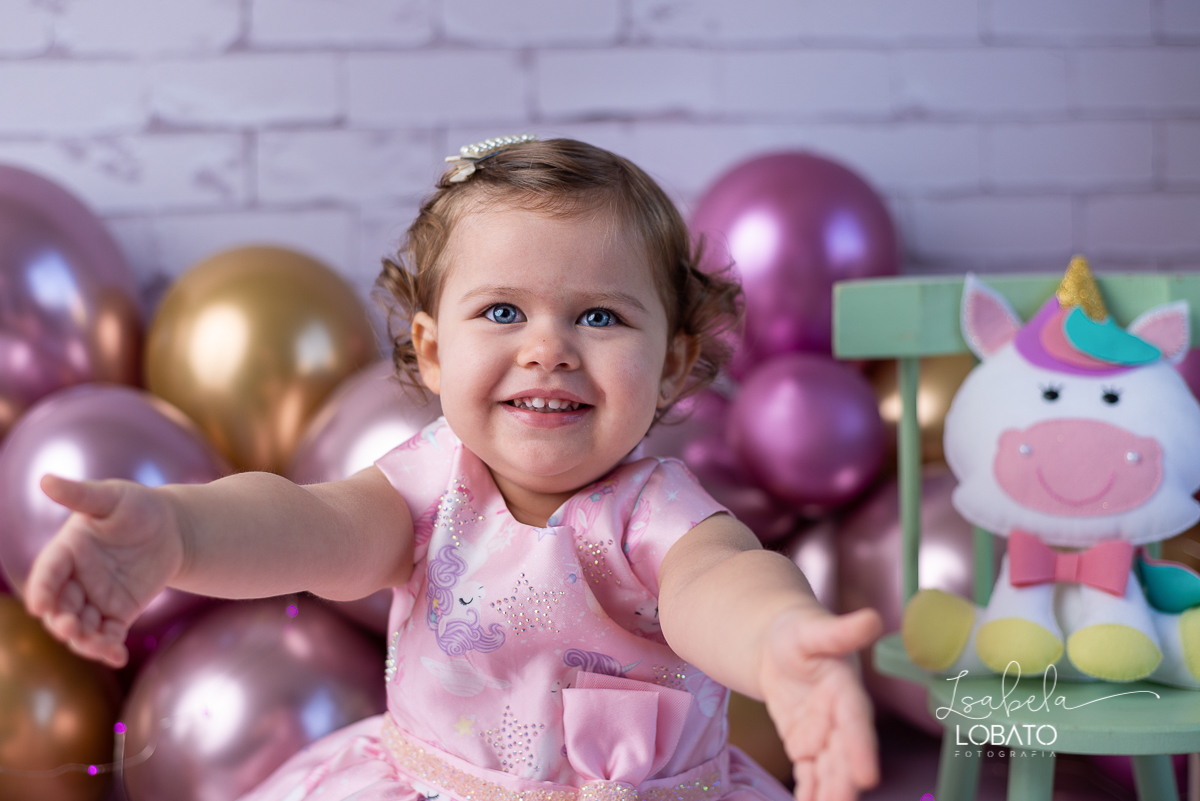 ensaio-fotografico-2-anos-cenario-unicornio-decoracao-de-festa-helena-smash-the-cake-esmagando-o-bolo-unicornio-bolo-de-morango-menina-olhos-azuis-melhor-fotografa-de-crianças-em-barbacena-estudio-fotografico-infantil-isabela-lobato-fotografia