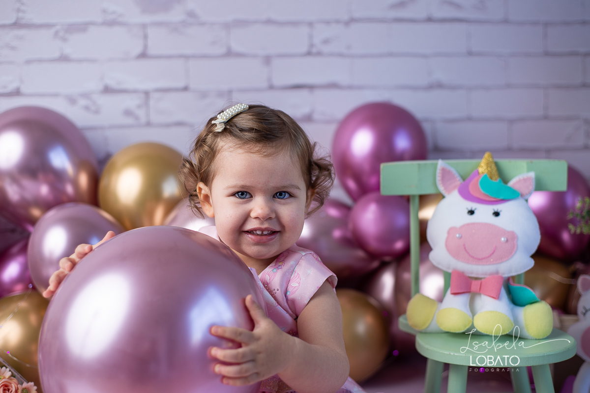 ensaio-fotografico-2-anos-cenario-unicornio-decoracao-de-festa-helena-smash-the-cake-esmagando-o-bolo-unicornio-bolo-de-morango-menina-olhos-azuis-melhor-fotografa-de-crianças-em-barbacena-estudio-fotografico-infantil-isabela-lobato-fotografia