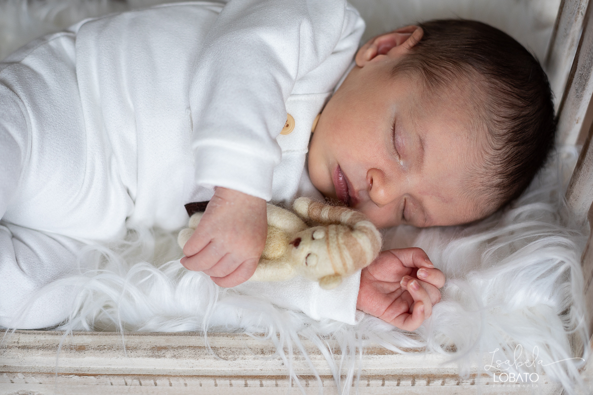 ensaio-fotografico-de-recem-nascido-fotografia-de-bebes-ensaio-newborn-bebe-recem-nascido-fotos-fotografa-de-bebes-em-barbacena-props-roupa-newborn-melhor-fotografa-de-barbacena-estudio-fotografico-infantil-isabela-lobato-fotografia-barbacena-minas-mg
