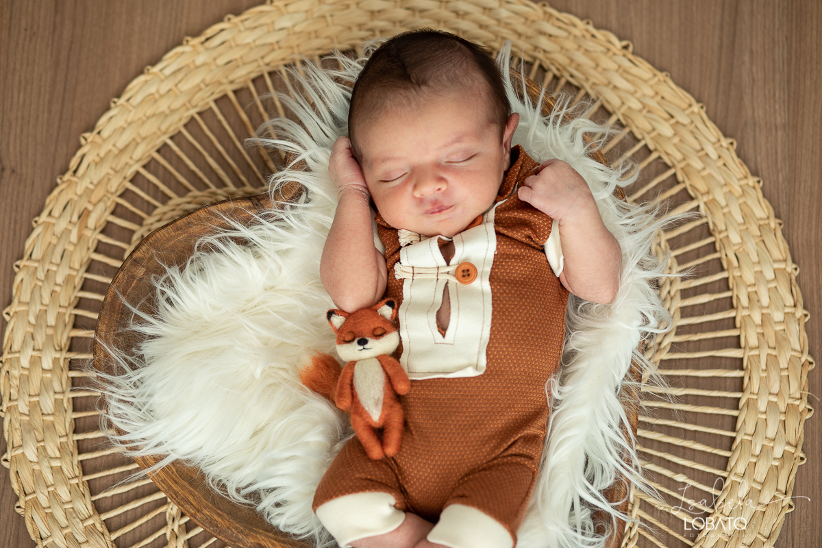 ensaio-fotografico-de-recem-nascido-fotografia-de-bebes-ensaio-newborn-bebe-recem-nascido-fotos-fotografa-de-bebes-em-barbacena-props-roupa-newborn-melhor-fotografa-de-barbacena-estudio-fotografico-infantil-isabela-lobato-fotografia-barbacena-minas-mg