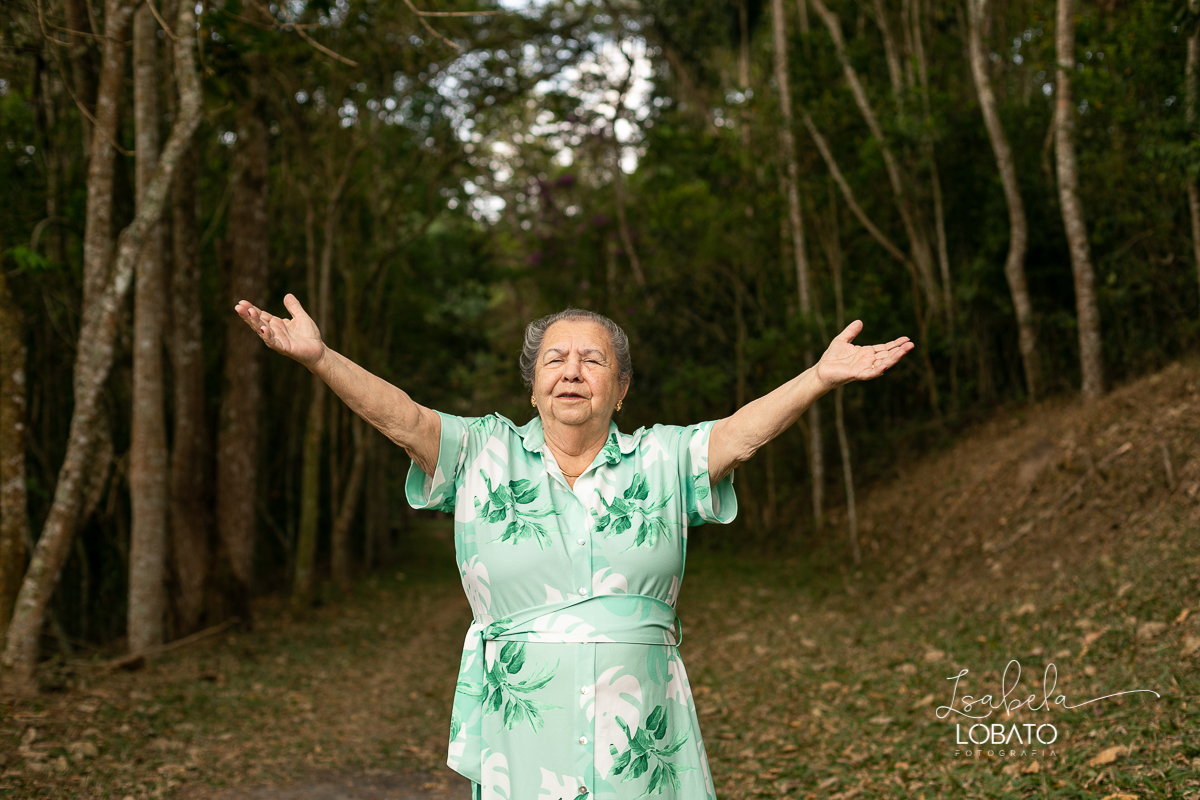 ensaio-fotografico-externo-em-barbacena-park-hotel-mantiqueira-barbacena-turismo-bq-natureza-verde-flores-cidade-das-rosas-barbacena-aniversario-ao-ar-livre-celebrar-a-vida-aniversario-de-80-anos-um-brinde-champanhe-maquina-de-costura-isabela-lobato-fotos