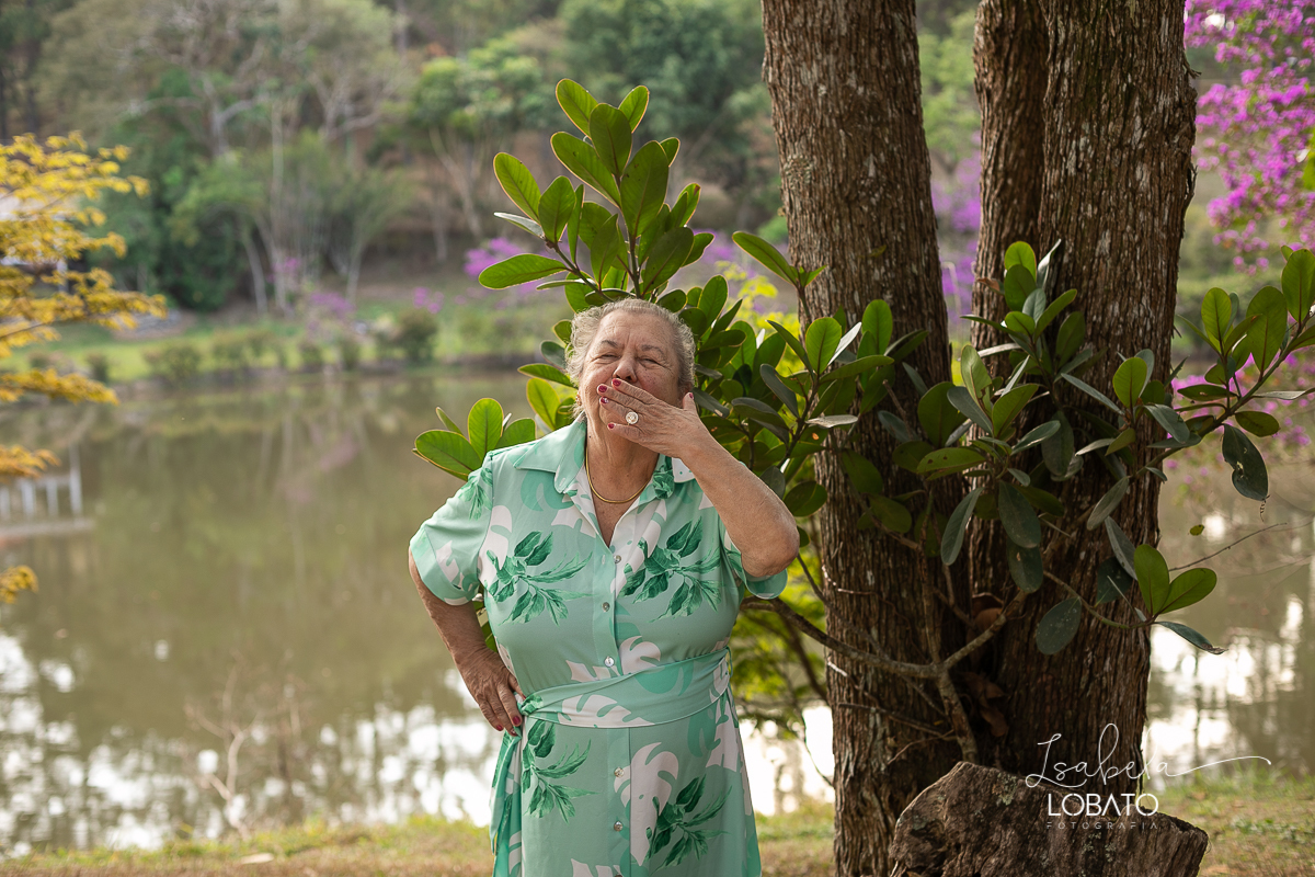 ensaio-fotografico-externo-em-barbacena-park-hotel-mantiqueira-barbacena-turismo-bq-natureza-verde-flores-cidade-das-rosas-barbacena-aniversario-ao-ar-livre-celebrar-a-vida-aniversario-de-80-anos-um-brinde-champanhe-maquina-de-costura-isabela-lobato-fotos