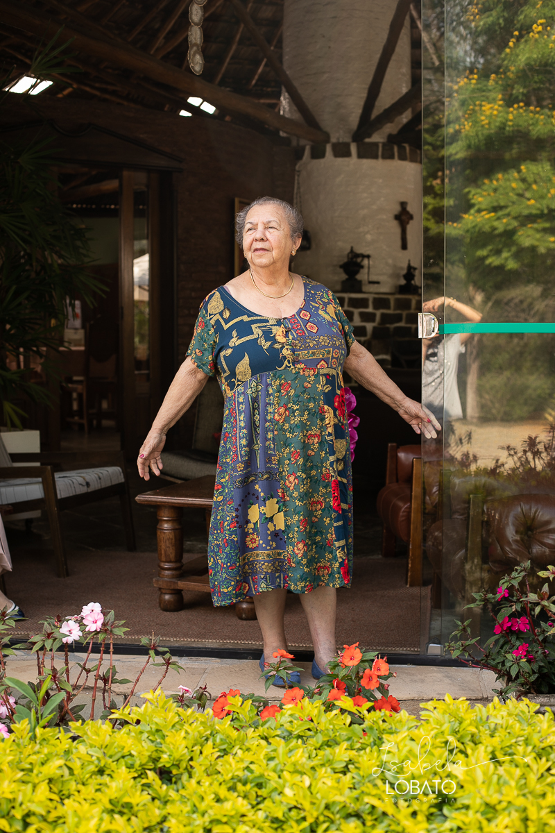 ensaio-fotografico-externo-em-barbacena-park-hotel-mantiqueira-barbacena-turismo-bq-natureza-verde-flores-cidade-das-rosas-barbacena-aniversario-ao-ar-livre-celebrar-a-vida-aniversario-de-80-anos-um-brinde-champanhe-maquina-de-costura-isabela-lobato-fotos