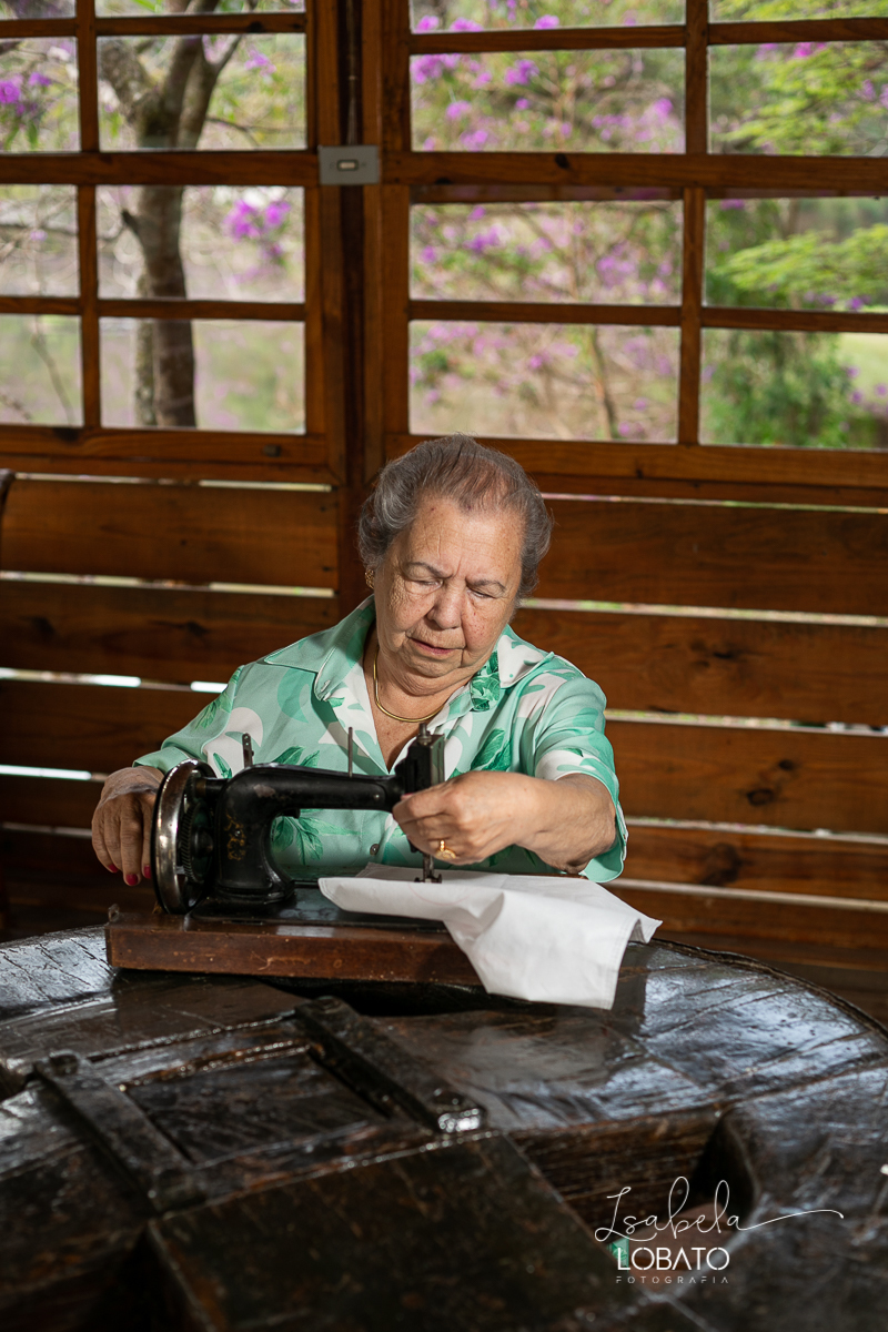ensaio-fotografico-externo-em-barbacena-park-hotel-mantiqueira-barbacena-turismo-bq-natureza-verde-flores-cidade-das-rosas-barbacena-aniversario-ao-ar-livre-celebrar-a-vida-aniversario-de-80-anos-um-brinde-champanhe-maquina-de-costura-isabela-lobato-fotos