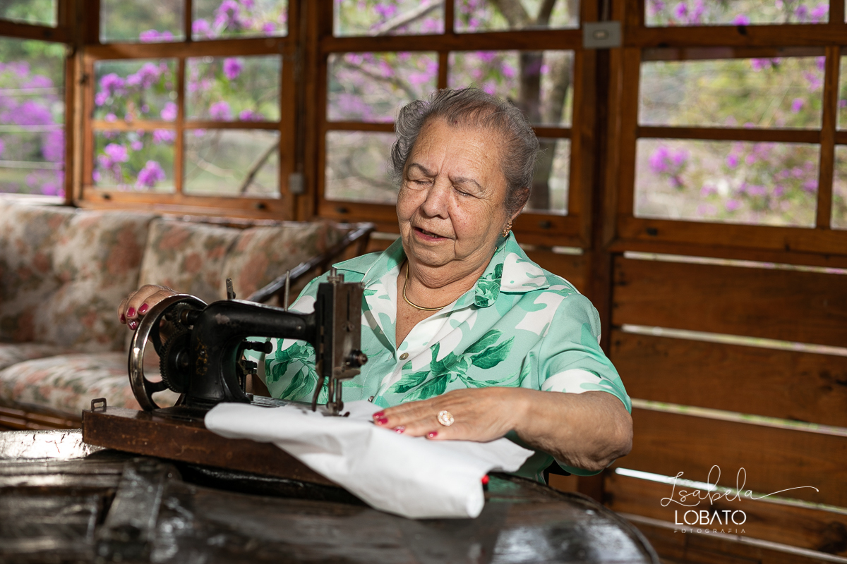 ensaio-fotografico-externo-em-barbacena-park-hotel-mantiqueira-barbacena-turismo-bq-natureza-verde-flores-cidade-das-rosas-barbacena-aniversario-ao-ar-livre-celebrar-a-vida-aniversario-de-80-anos-um-brinde-champanhe-maquina-de-costura-isabela-lobato-fotos