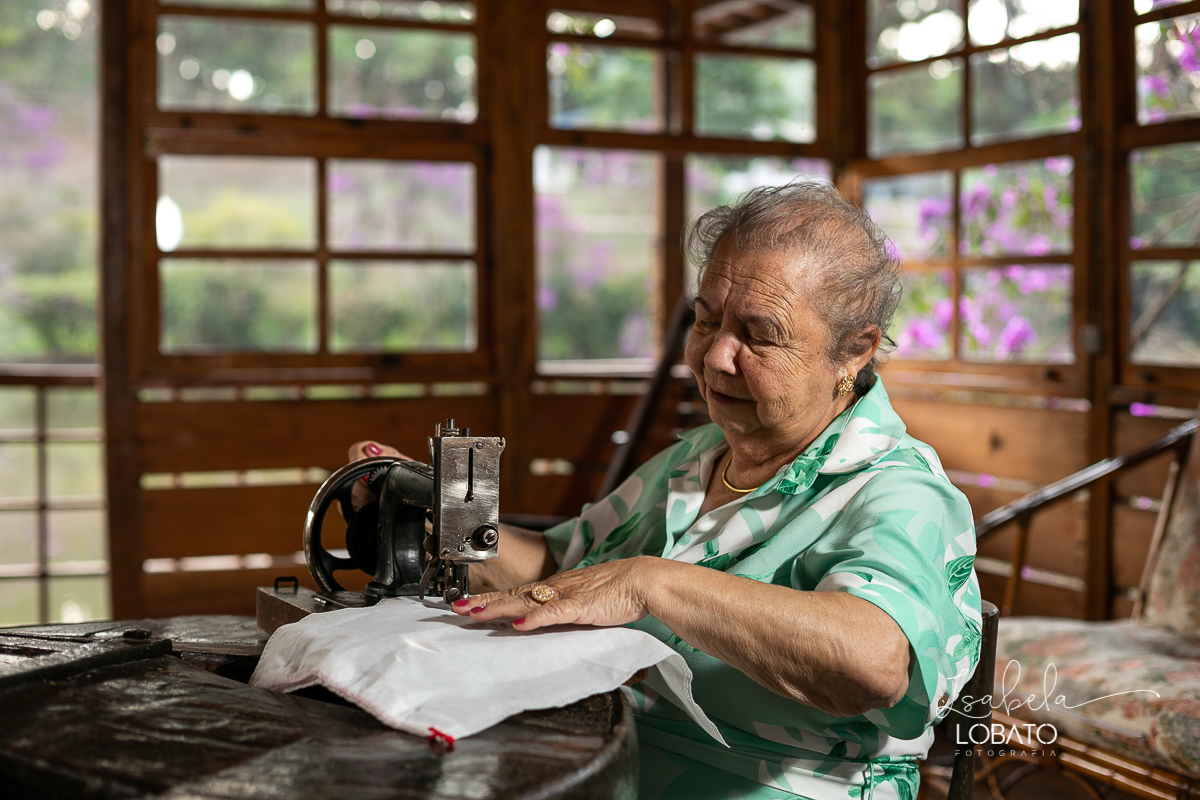 ensaio-fotografico-externo-em-barbacena-park-hotel-mantiqueira-barbacena-turismo-bq-natureza-verde-flores-cidade-das-rosas-barbacena-aniversario-ao-ar-livre-celebrar-a-vida-aniversario-de-80-anos-um-brinde-champanhe-maquina-de-costura-isabela-lobato-fotos