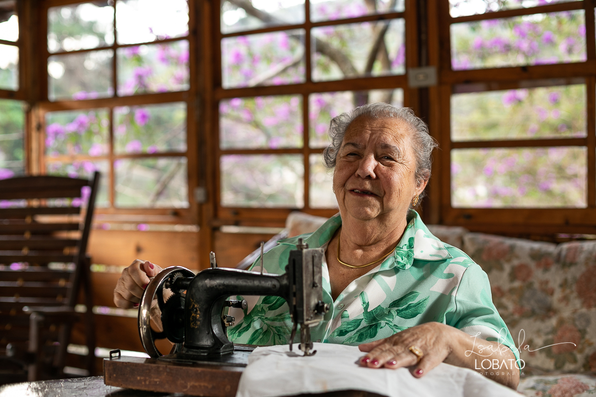 ensaio-fotografico-externo-em-barbacena-park-hotel-mantiqueira-barbacena-turismo-bq-natureza-verde-flores-cidade-das-rosas-barbacena-aniversario-ao-ar-livre-celebrar-a-vida-aniversario-de-80-anos-um-brinde-champanhe-maquina-de-costura-isabela-lobato-fotos