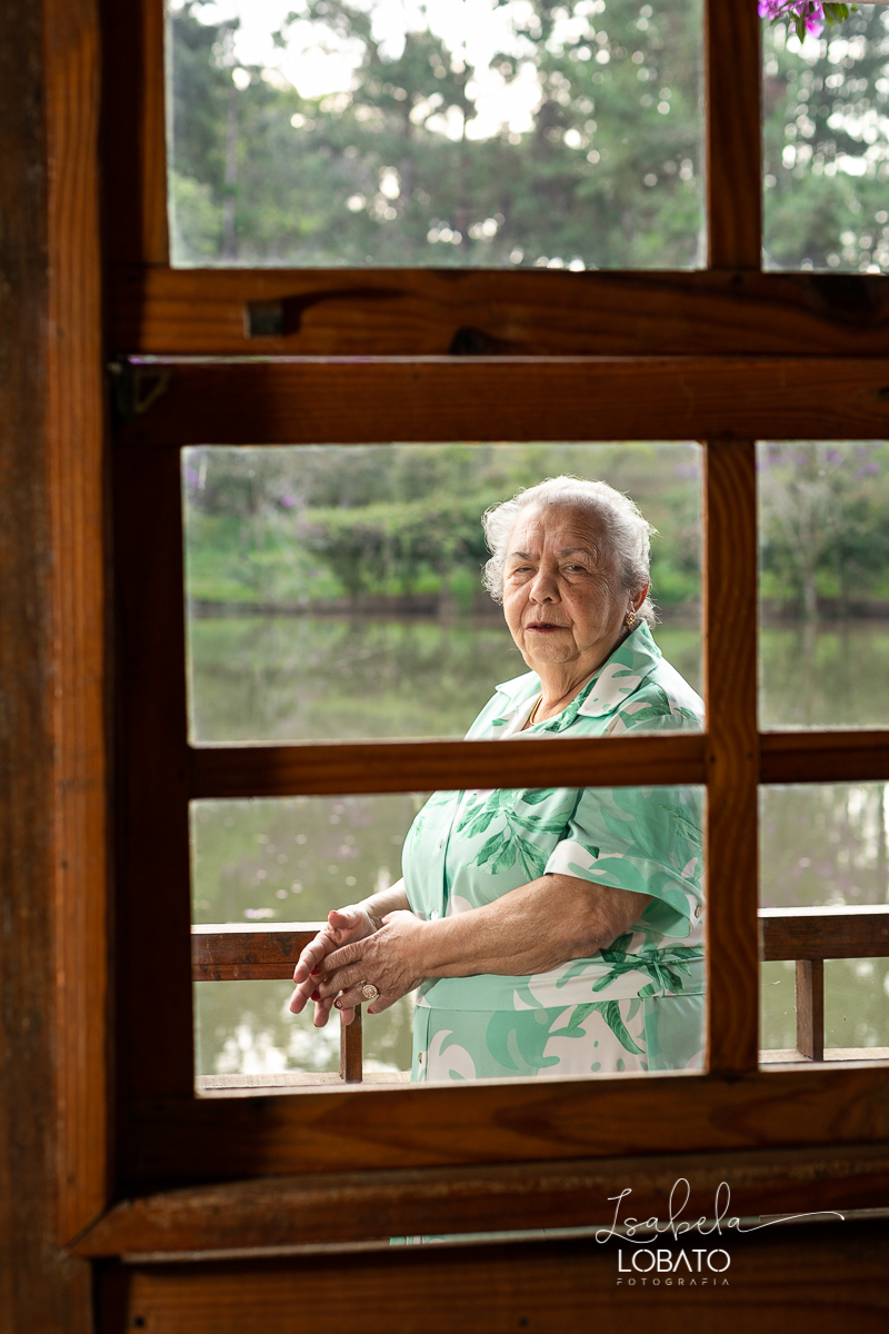 ensaio-fotografico-externo-em-barbacena-park-hotel-mantiqueira-barbacena-turismo-bq-natureza-verde-flores-cidade-das-rosas-barbacena-aniversario-ao-ar-livre-celebrar-a-vida-aniversario-de-80-anos-um-brinde-champanhe-maquina-de-costura-isabela-lobato-fotos