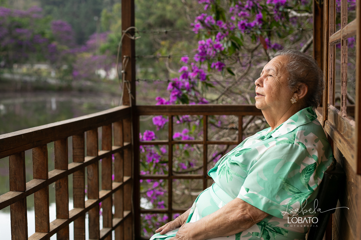 ensaio-fotografico-externo-em-barbacena-park-hotel-mantiqueira-barbacena-turismo-bq-natureza-verde-flores-cidade-das-rosas-barbacena-aniversario-ao-ar-livre-celebrar-a-vida-aniversario-de-80-anos-um-brinde-champanhe-maquina-de-costura-isabela-lobato-fotos