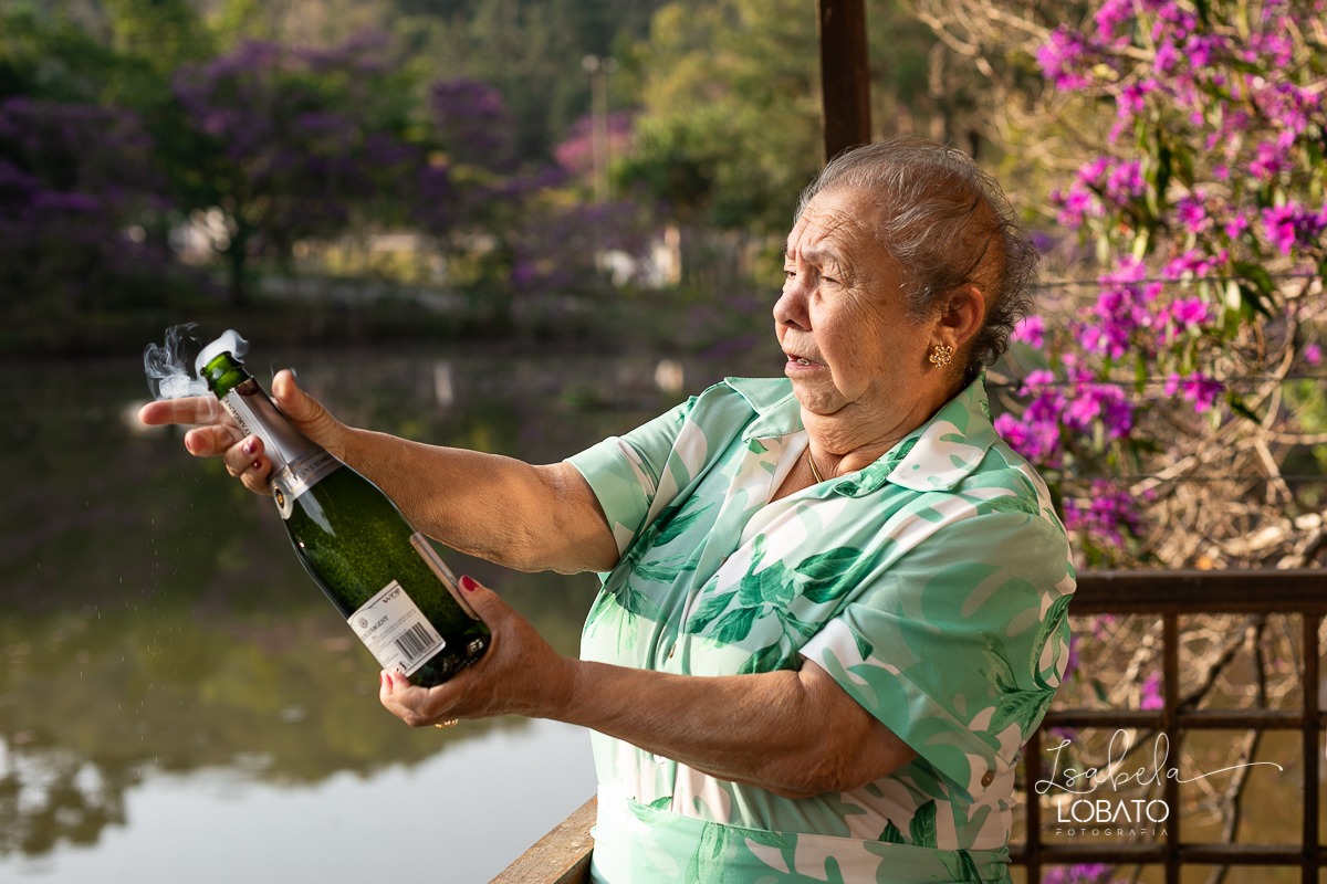 ensaio-fotografico-externo-em-barbacena-park-hotel-mantiqueira-barbacena-turismo-bq-natureza-verde-flores-cidade-das-rosas-barbacena-aniversario-ao-ar-livre-celebrar-a-vida-aniversario-de-80-anos-um-brinde-champanhe-maquina-de-costura-isabela-lobato-fotos