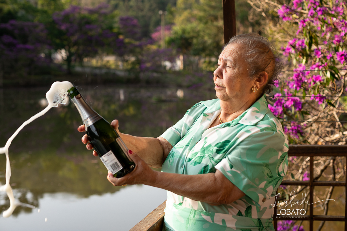 ensaio-fotografico-externo-em-barbacena-park-hotel-mantiqueira-barbacena-turismo-bq-natureza-verde-flores-cidade-das-rosas-barbacena-aniversario-ao-ar-livre-celebrar-a-vida-aniversario-de-80-anos-um-brinde-champanhe-maquina-de-costura-isabela-lobato-fotos