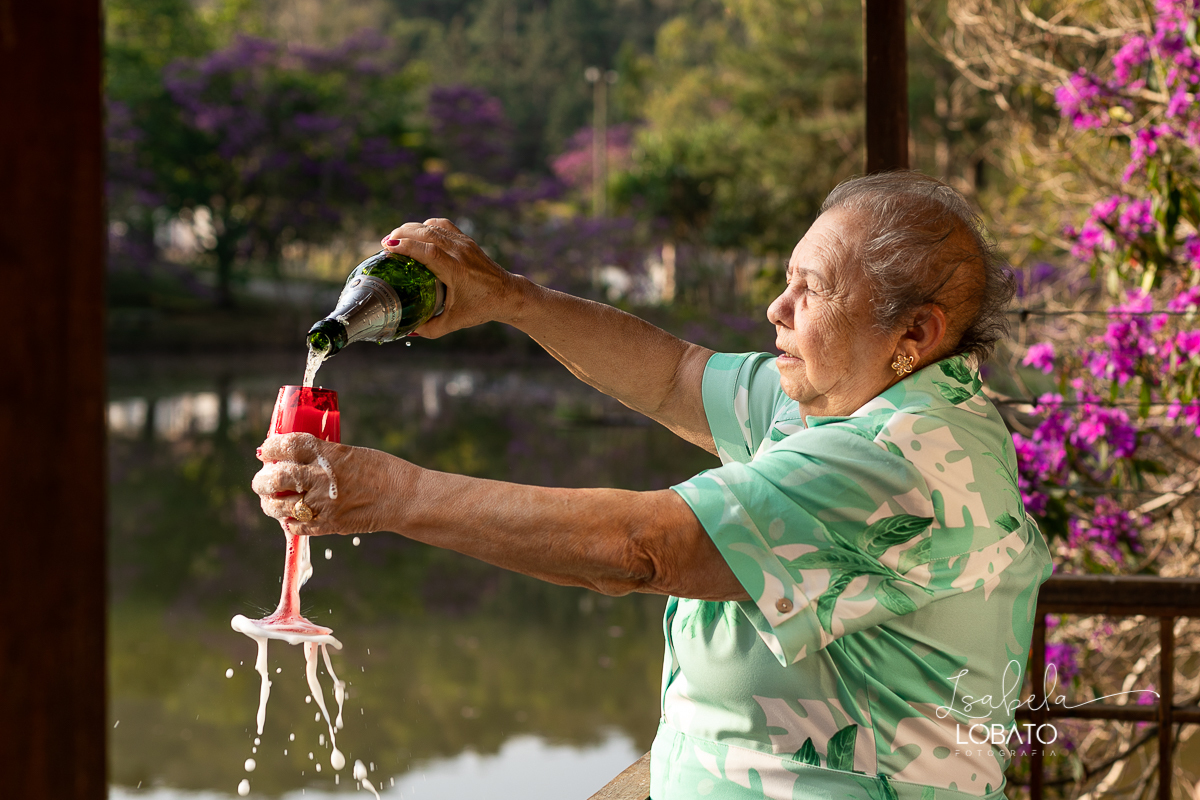 ensaio-fotografico-externo-em-barbacena-park-hotel-mantiqueira-barbacena-turismo-bq-natureza-verde-flores-cidade-das-rosas-barbacena-aniversario-ao-ar-livre-celebrar-a-vida-aniversario-de-80-anos-um-brinde-champanhe-maquina-de-costura-isabela-lobato-fotos