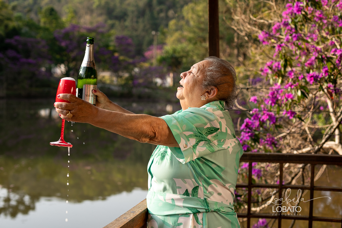 ensaio-fotografico-externo-em-barbacena-park-hotel-mantiqueira-barbacena-turismo-bq-natureza-verde-flores-cidade-das-rosas-barbacena-aniversario-ao-ar-livre-celebrar-a-vida-aniversario-de-80-anos-um-brinde-champanhe-maquina-de-costura-isabela-lobato-fotos