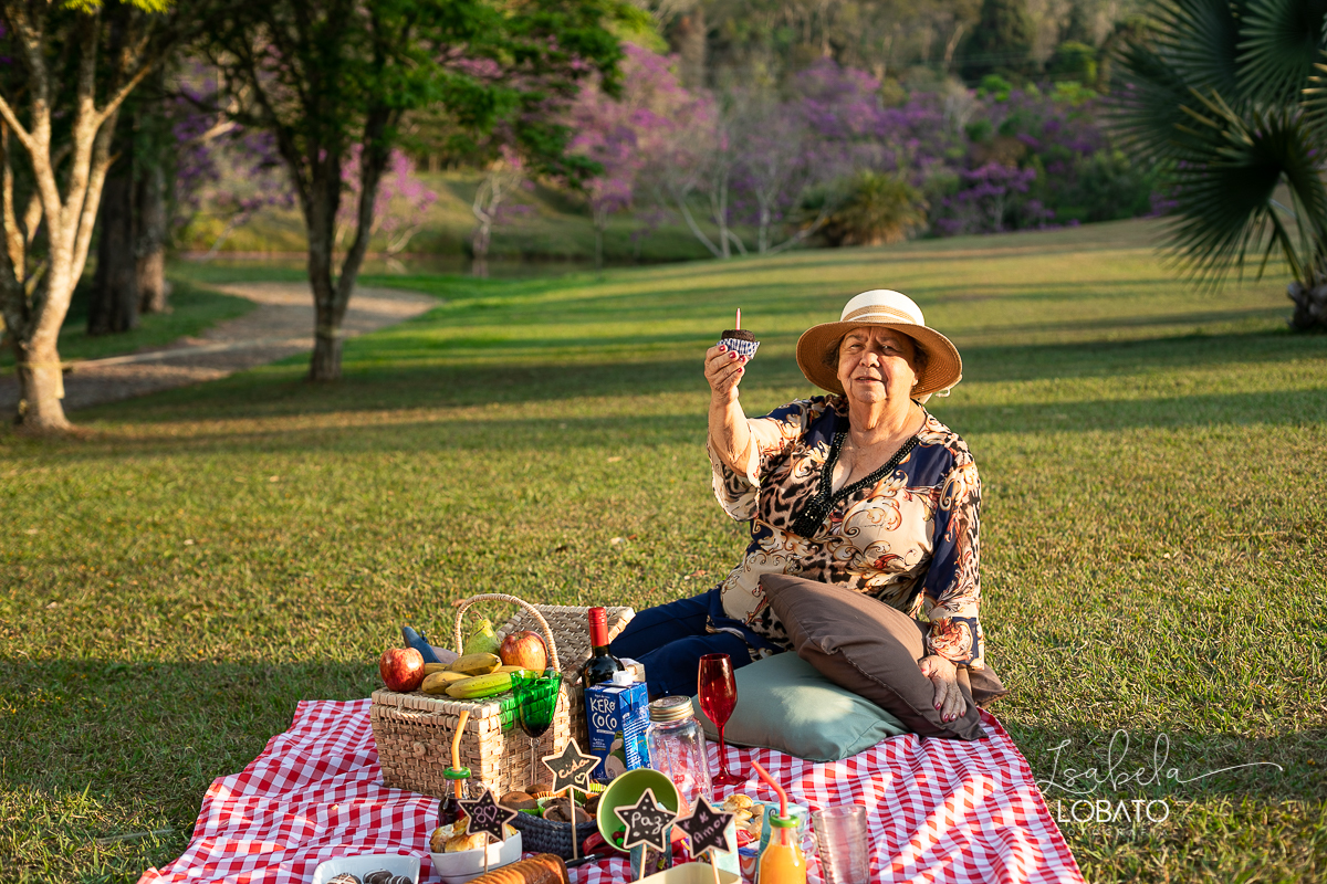 ensaio-fotografico-externo-em-barbacena-park-hotel-mantiqueira-barbacena-turismo-bq-natureza-verde-flores-cidade-das-rosas-barbacena-aniversario-ao-ar-livre-celebrar-a-vida-aniversario-de-80-anos-um-brinde-champanhe-maquina-de-costura-isabela-lobato-fotos