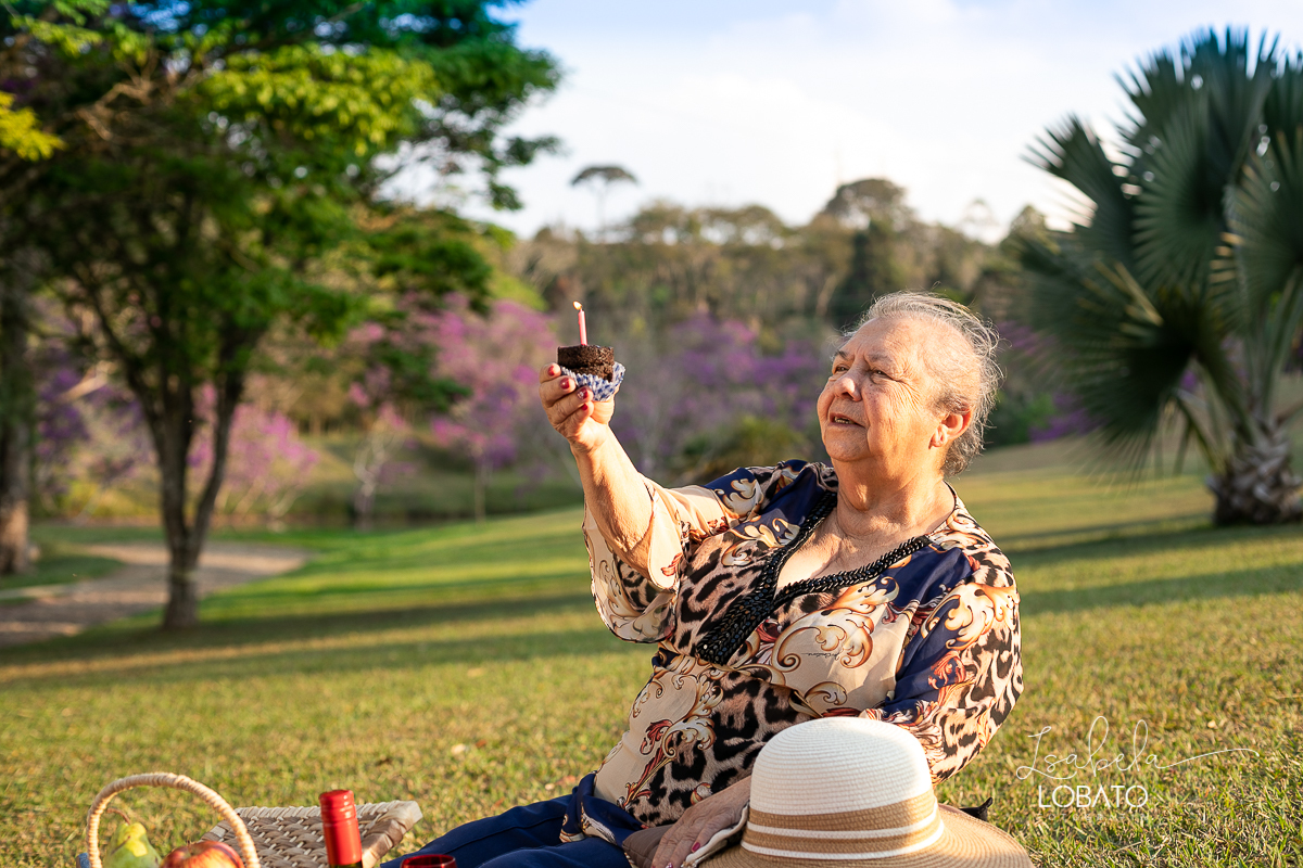 ensaio-fotografico-externo-em-barbacena-park-hotel-mantiqueira-barbacena-turismo-bq-natureza-verde-flores-cidade-das-rosas-barbacena-aniversario-ao-ar-livre-celebrar-a-vida-aniversario-de-80-anos-um-brinde-champanhe-maquina-de-costura-isabela-lobato-fotos