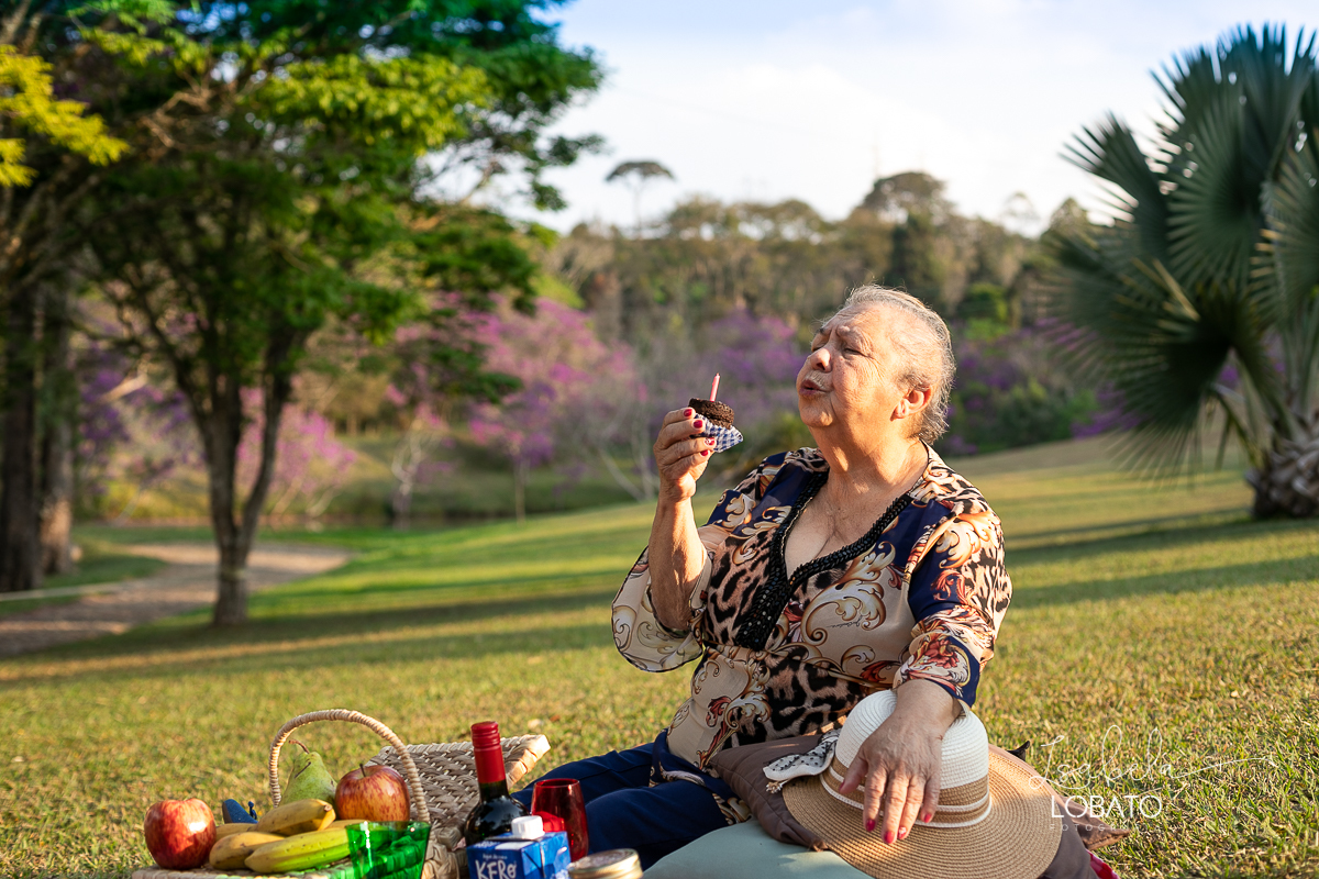 ensaio-fotografico-externo-em-barbacena-park-hotel-mantiqueira-barbacena-turismo-bq-natureza-verde-flores-cidade-das-rosas-barbacena-aniversario-ao-ar-livre-celebrar-a-vida-aniversario-de-80-anos-um-brinde-champanhe-maquina-de-costura-isabela-lobato-fotos