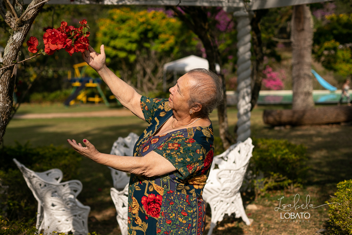 ensaio-fotografico-externo-em-barbacena-park-hotel-mantiqueira-barbacena-turismo-bq-natureza-verde-flores-cidade-das-rosas-barbacena-aniversario-ao-ar-livre-celebrar-a-vida-aniversario-de-80-anos-um-brinde-champanhe-maquina-de-costura-isabela-lobato-fotos