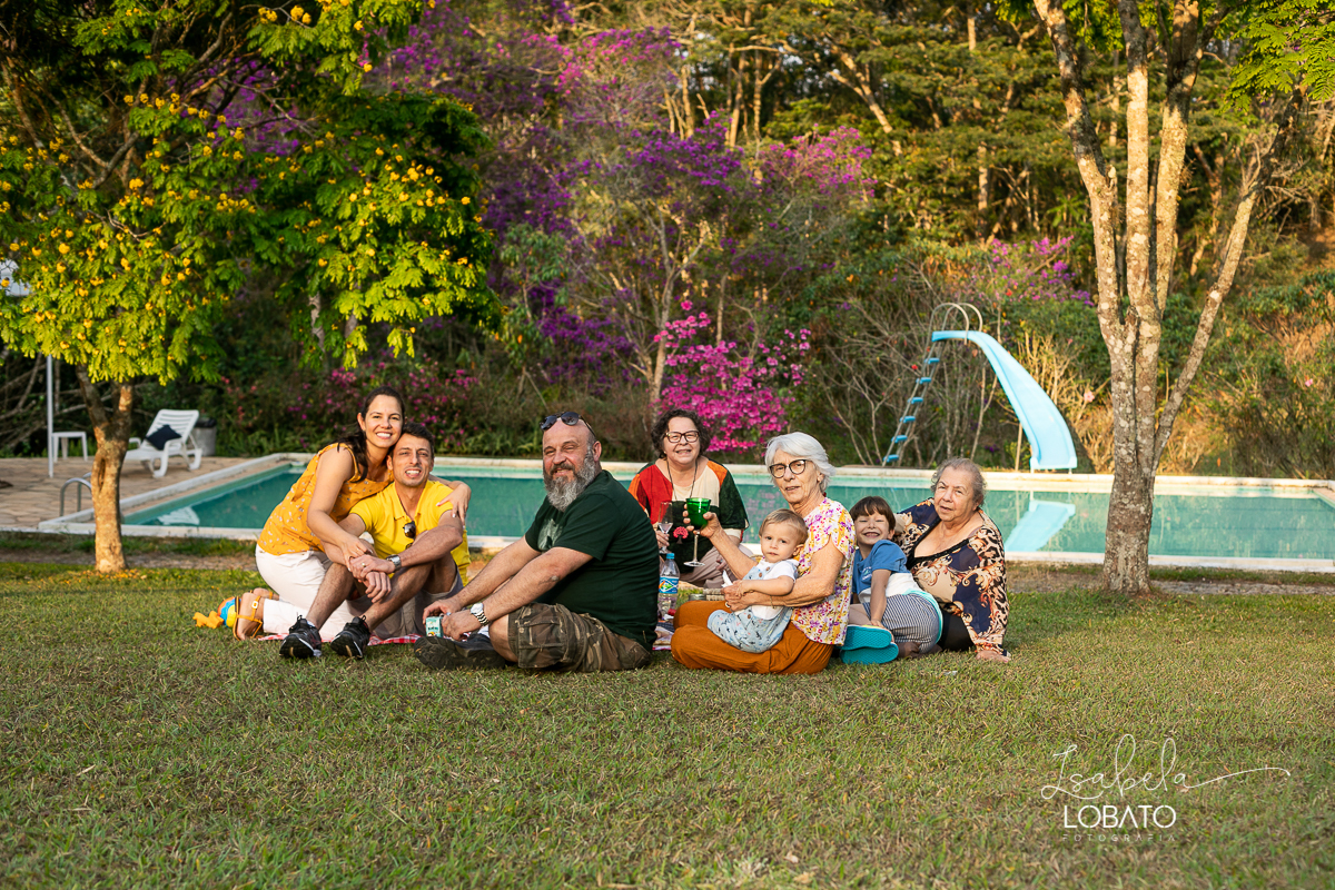 ensaio-fotografico-externo-em-barbacena-park-hotel-mantiqueira-barbacena-turismo-bq-natureza-verde-flores-cidade-das-rosas-barbacena-aniversario-ao-ar-livre-celebrar-a-vida-aniversario-de-80-anos-um-brinde-champanhe-maquina-de-costura-isabela-lobato-fotos