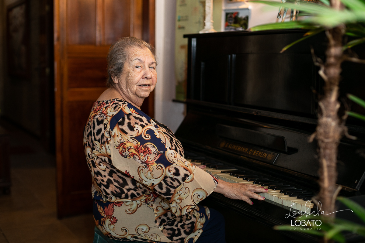 ensaio-fotografico-externo-em-barbacena-park-hotel-mantiqueira-barbacena-turismo-bq-natureza-verde-flores-cidade-das-rosas-barbacena-aniversario-ao-ar-livre-celebrar-a-vida-aniversario-de-80-anos-um-brinde-champanhe-maquina-de-costura-isabela-lobato-fotos