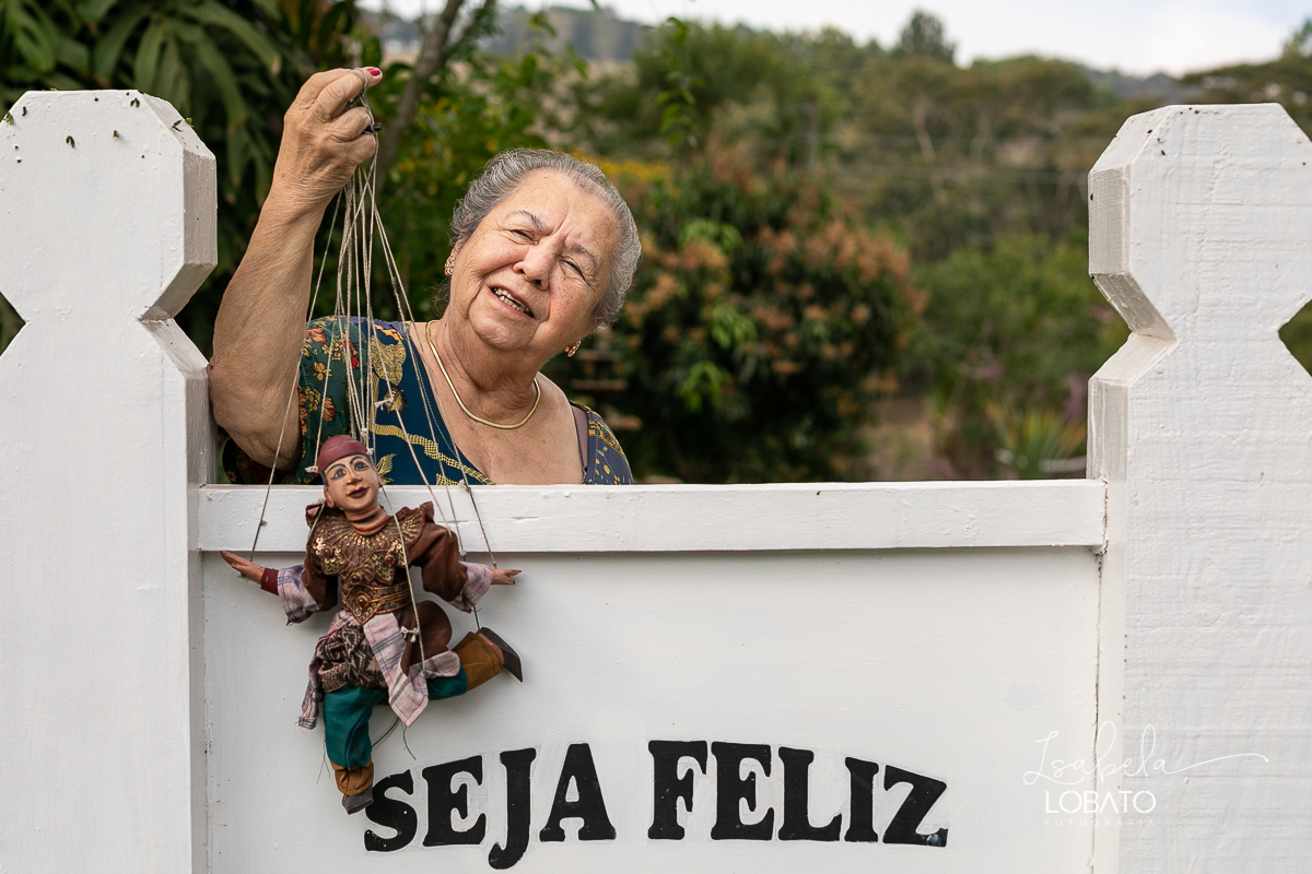 ensaio-fotografico-externo-em-barbacena-park-hotel-mantiqueira-barbacena-turismo-bq-natureza-verde-flores-cidade-das-rosas-barbacena-aniversario-ao-ar-livre-celebrar-a-vida-aniversario-de-80-anos-um-brinde-champanhe-maquina-de-costura-isabela-lobato-fotos